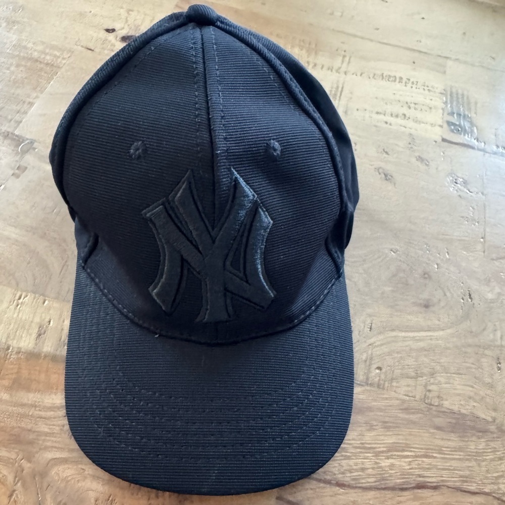 Flex fit Black NY Yankees Logo Cap